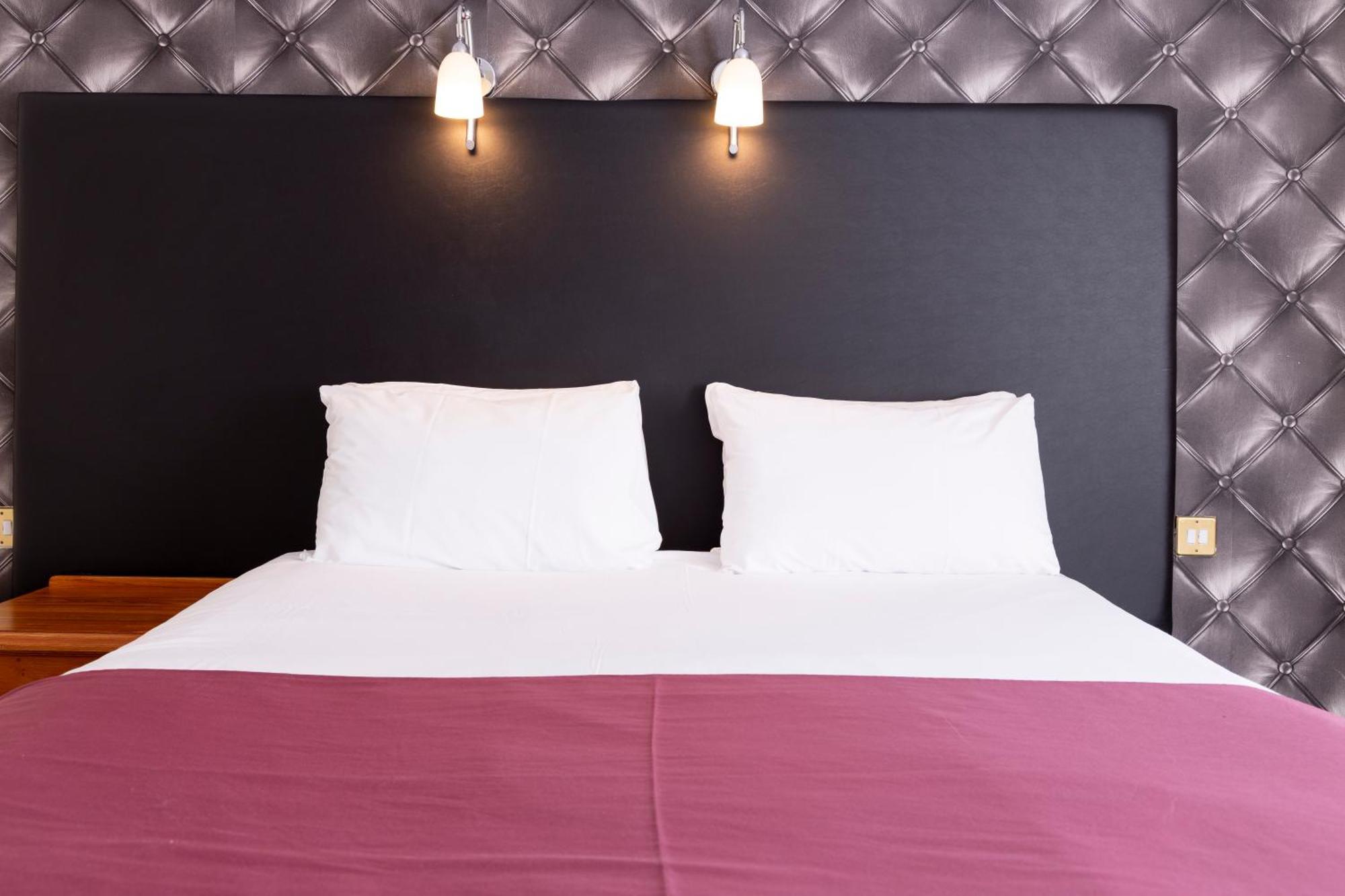 Roebuck By Greene King Hotel